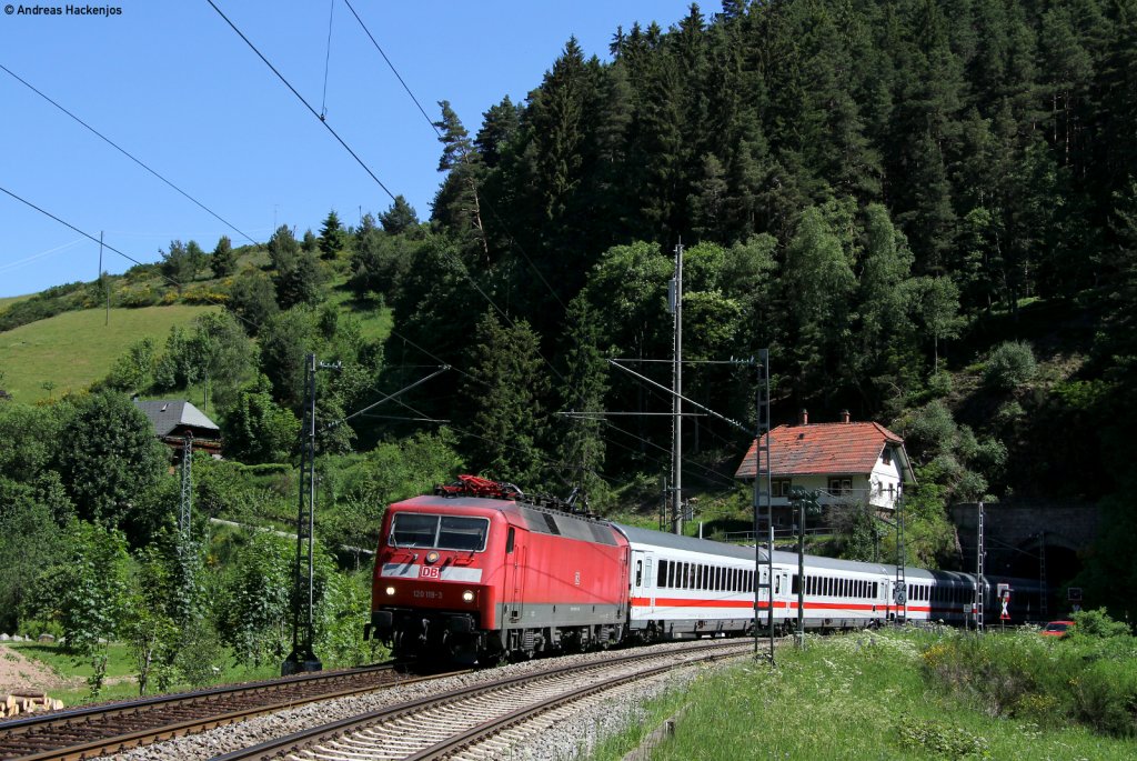 120 119-3 mit dem IC 2270  Schwarzwald  (Konstanz-Hannover Hbf) bei Nu�bach 29.5.11