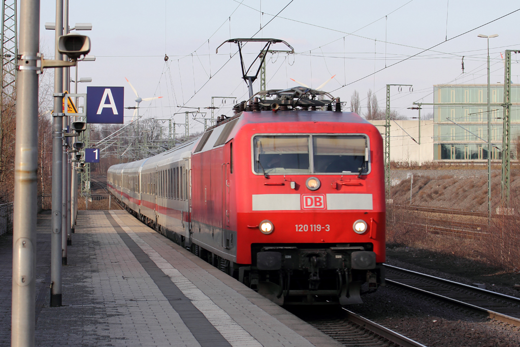 120 119-3 mit IC 2417 bei der Durchfahrt in Recklinghausen 1.4.2013