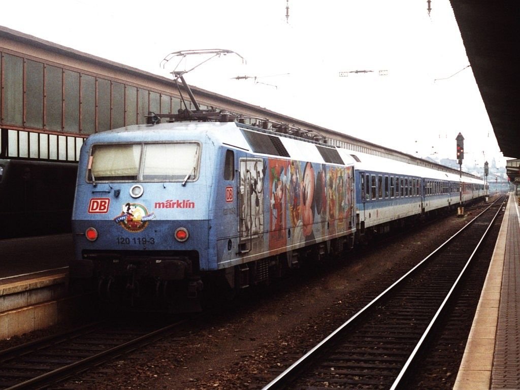 120 119-3 mit IR 461 Trier-Innsbrck auf Trier Hauptbahnhof am 21-7-2000. Bild und scan: Date Jan de Vries.