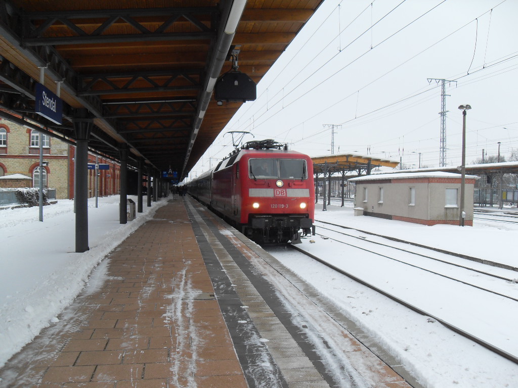 120 119 mit dem IC 144 nach Schipol am 20.12.2010 in Stendal.