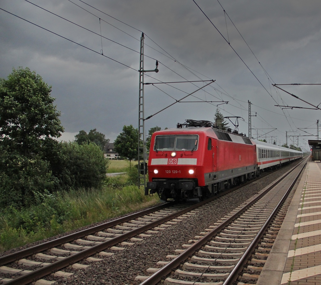 120 120-1 bei Weltuntergangs-Stimmung mit IC durch Dedensen-Gmmer. Aufgenommen am 29.06.2012.