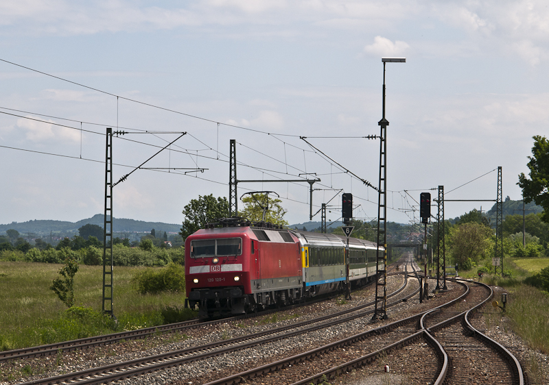 120 120-1 mit IC 186 (Zrich HB - Stuttgart Hbf) am 29. Mai 2010 in Welschingen-Neuhausen. Dieser Zug hatte auerplanmig schweizer IR-Wagen dabei.