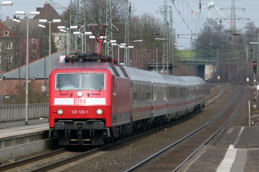 120 120-1 mit IC bei der Einfahrt in Recklinghausen 12.3.2011
