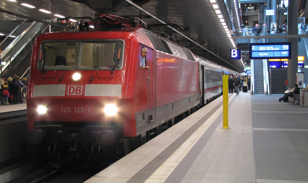 120 120-1 wartet im Berliner Hbf auf die Weiterfahrt. In wenigen Minuten geht es mit dem IC 1015 weiter nach Kln Hbf. 29.07.2011