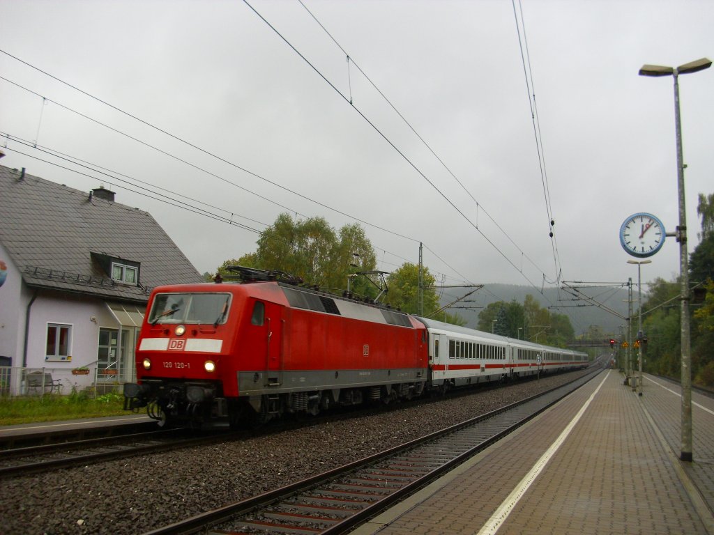 120 120-1 zieht am 25. September 2010 einen ICE-Ersatzzug durch Ludwigsstadt.