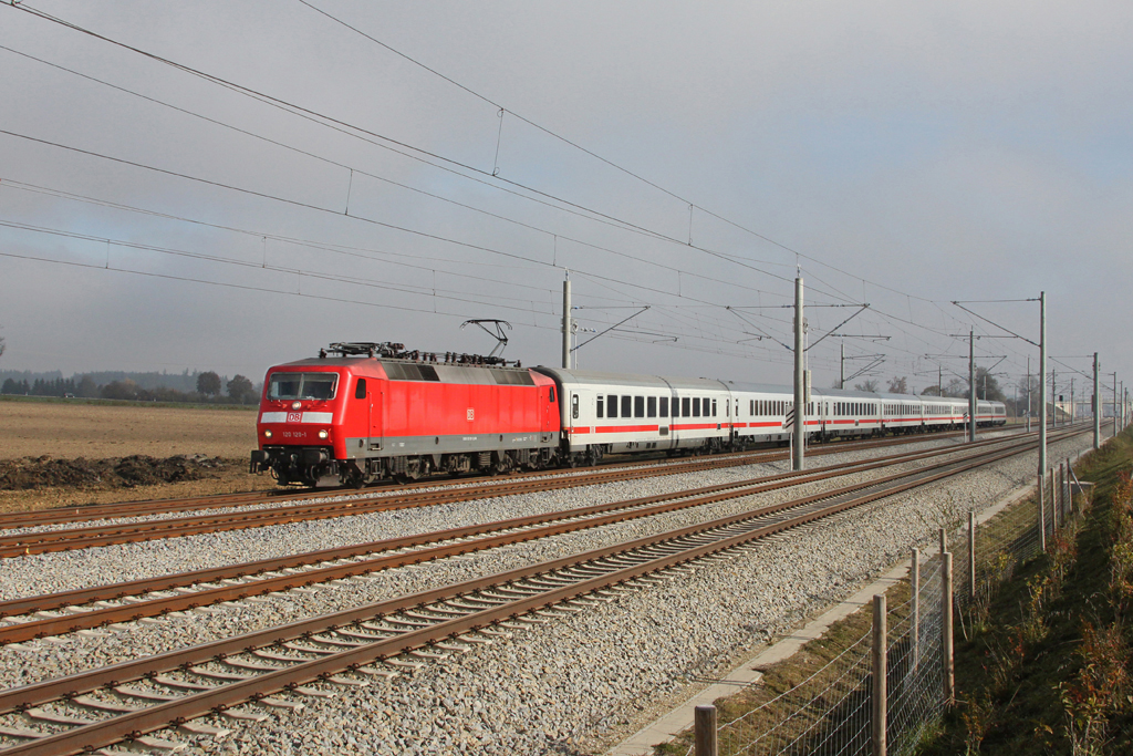 120 120 mit IC 2800 (Ersatzzug) am 29.10.2011 bei Hattenhofen.