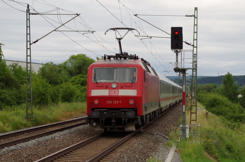 120 120 schiebt am 25.06.2013 den IC 2207 mit +50 durch Gundelsdorf. Zuglok war 120 157. 