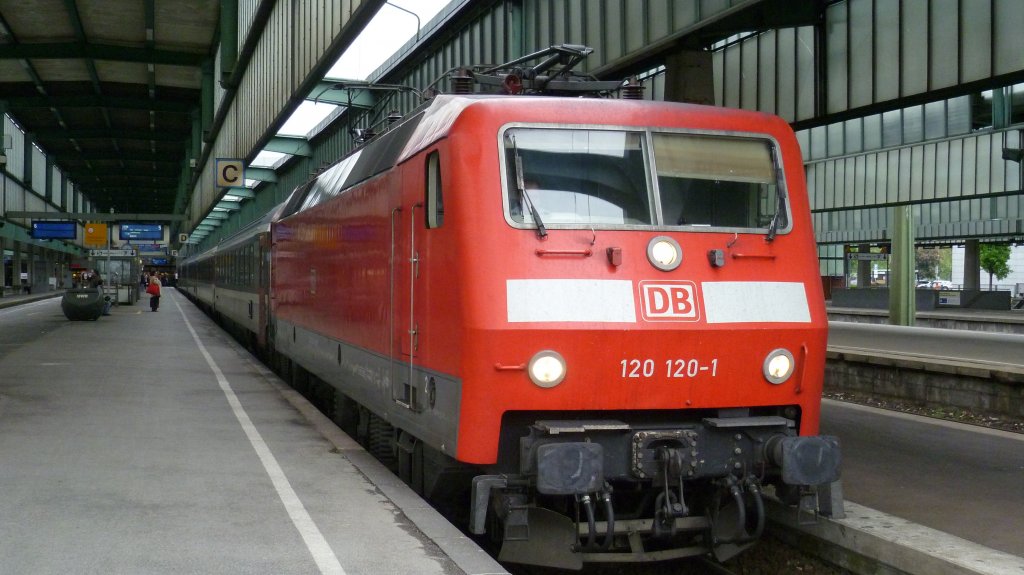 120-120 wird am 15.5.10 mit IC 283 nach Zrich in Stuttgart Hbf bereitgestellt.