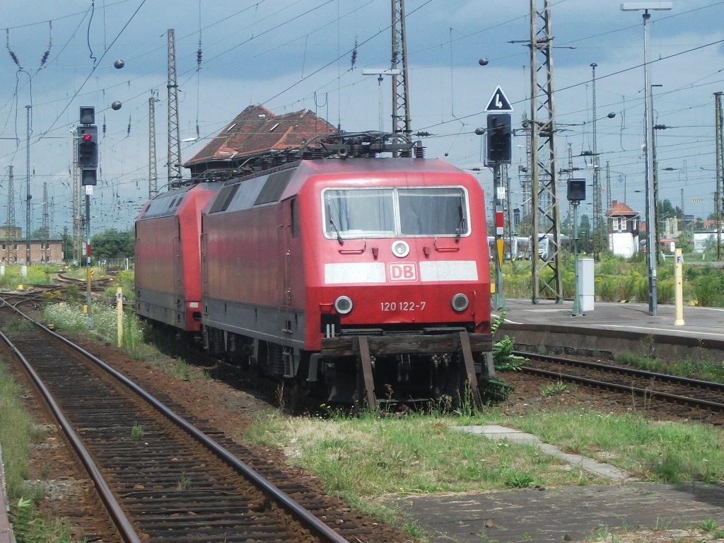 120 122 und 101 126 sind am 23.Juli 2011 abgestellt im Leipziger Hbf.