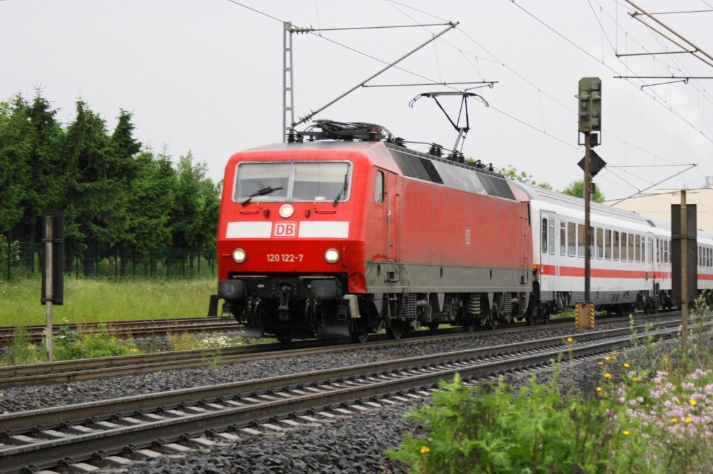 120 122-7 mit einen unbekannten IC Richtung Nrnberg in Iphofen am 17.06.2010 (Rene)