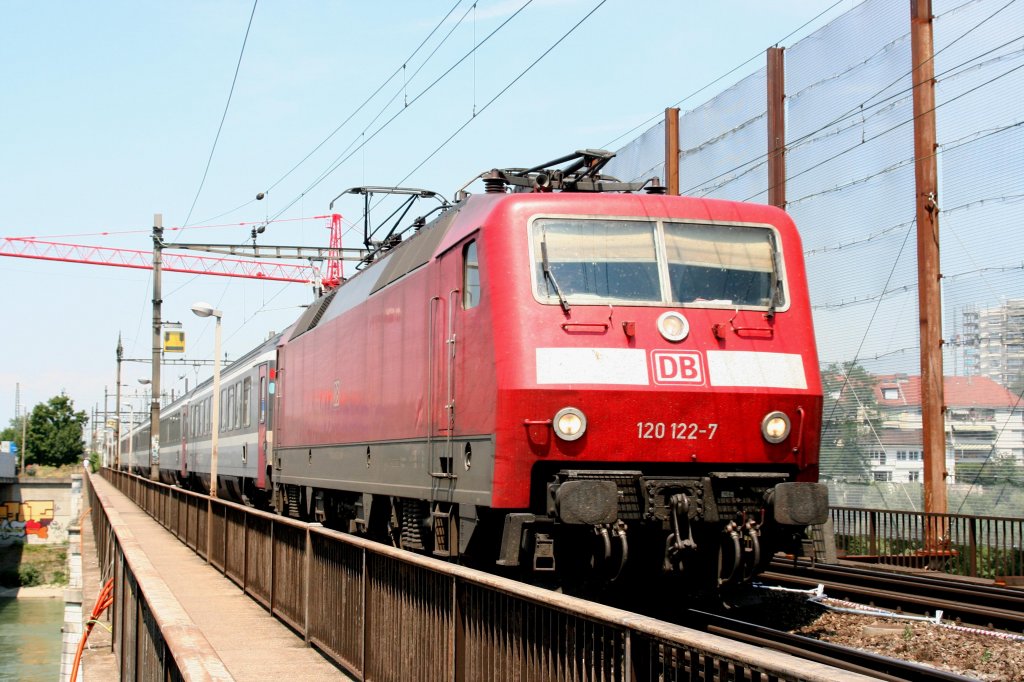 120 122 am 21.07.10 auf der Rheinbrcke Basel mit EC Hamburg - Chur, normal ist eine 101 an diesem Zug.