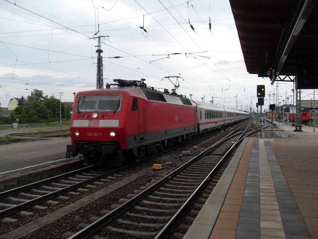 120 122 mit einem IC aus Schipol.
Standort Bahnsteig 1 in Stendal.
