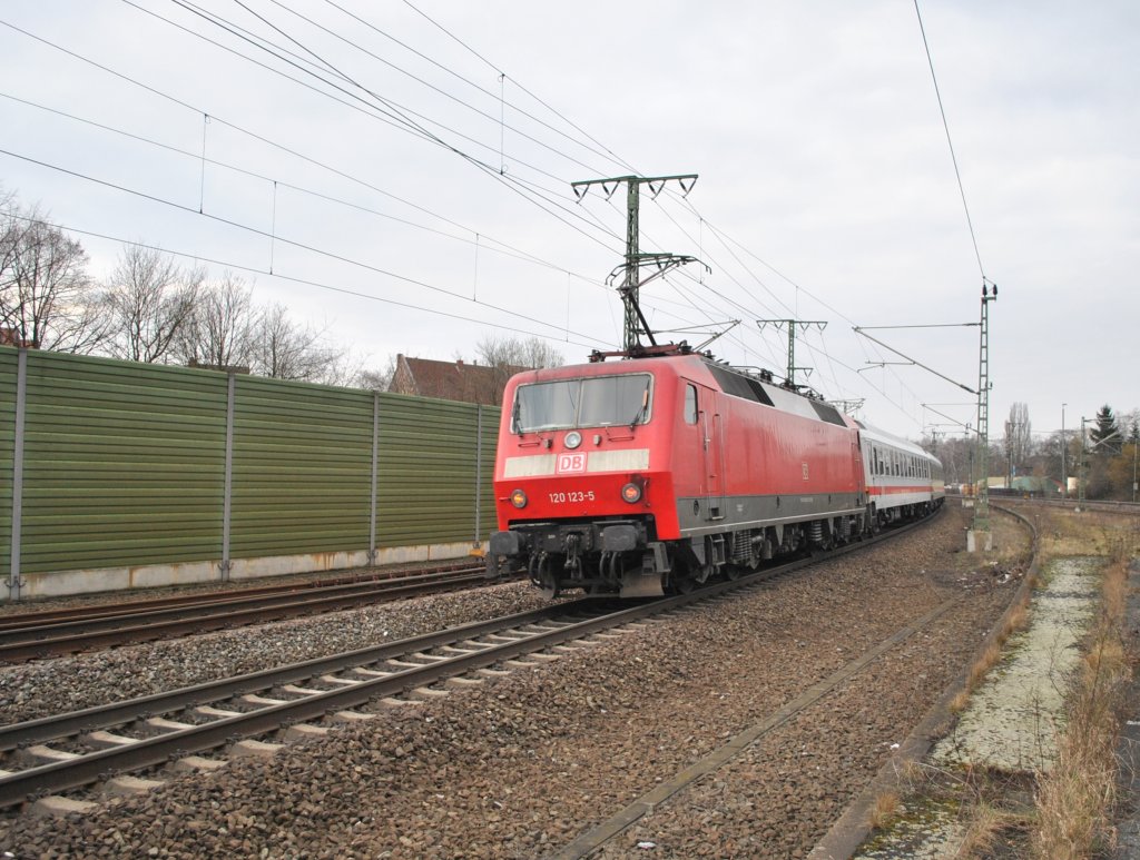 120 123-5, schiebt einen IC am 18.03.2011 durch Lehrte.