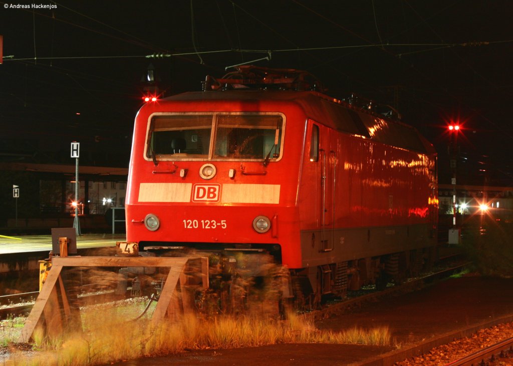 120 123-5 wartet in st�rmischer Nacht in Karlsruhe auf neue Aufgaben 11.11.10