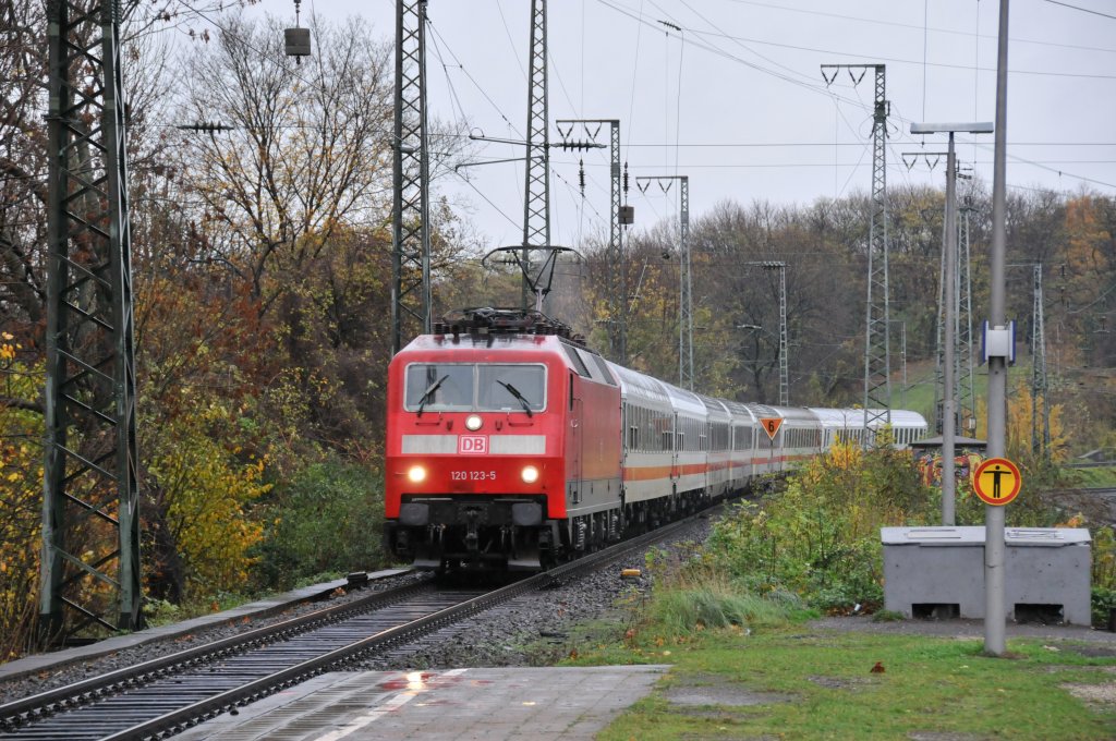 120 123-5 zieht einen IC durch K�ln-West. Aufgenommen am 13/11/2010.