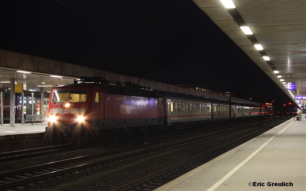 120 123 mit einem IC am 14.01.2012 in Hannover HBF