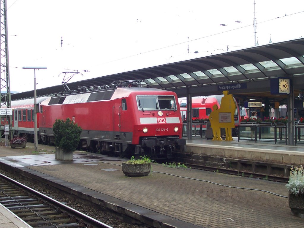 120 124-3 in Freiburg mit einem Schadwagenzug am 13.07.2006