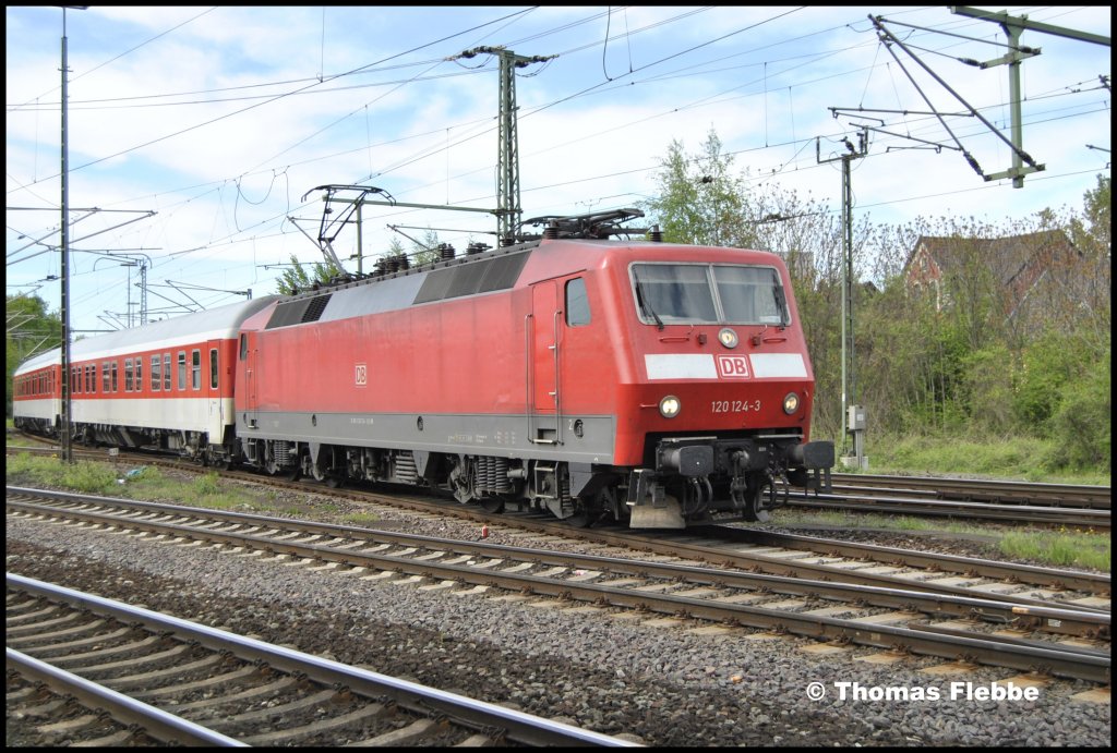 120 124-3, mit Autozug in Lehrte am 05.05.10. Zwei Tage spter fuhr der Zug zurck wieder nach Hamburg.