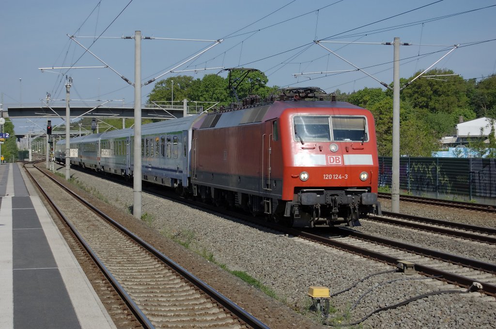 120 124-3 mit dem EC 341 von Hamburg-Altona nach Krakow Glowny in Nennhausen. Zwei PKP-Intercity und vier IC-Waggons. 29.05.2010