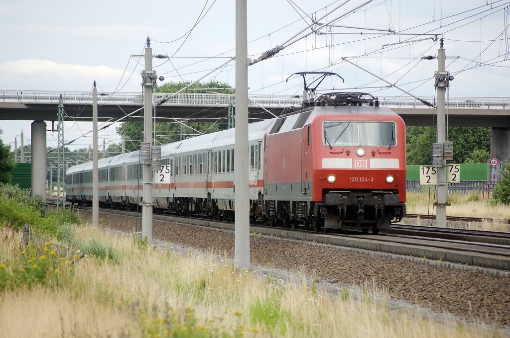 120 124-3 mit dem IC 140 zwischen Growudicke und Rathenow. 17.07.2010