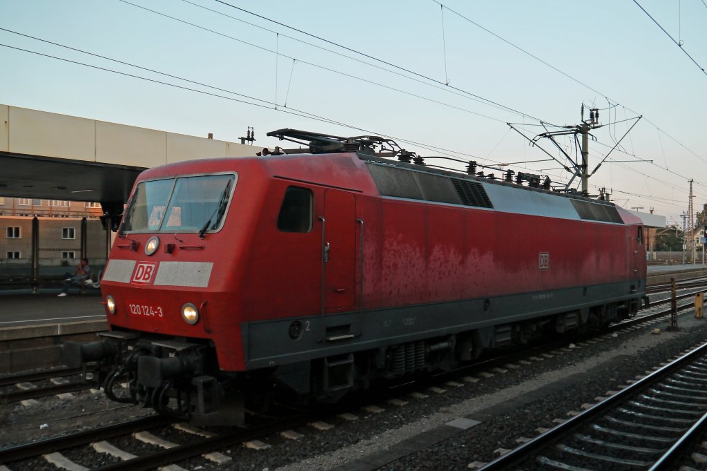 120 124-3 solo unterwegs im Hannover Hbf. Sie knnte mal wieder eine Neulackierung gebrauchen. (08.09.12)