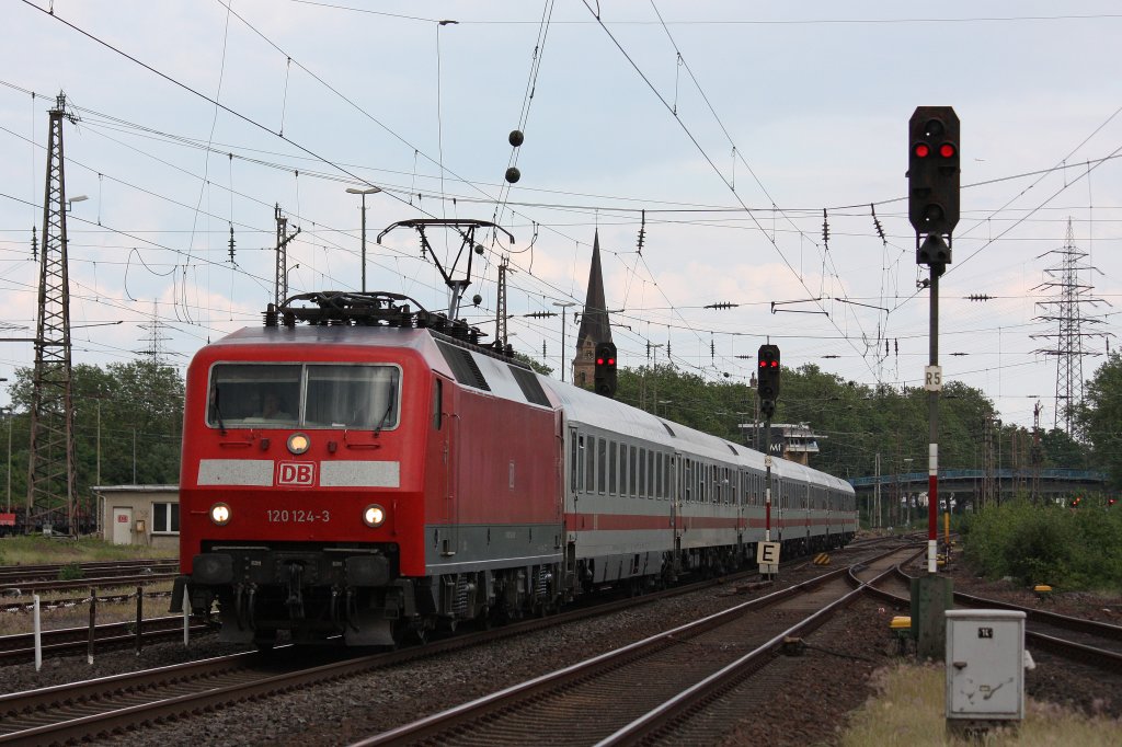 120 124 am 10.6.12 mit dem IC 1917 in Mlheim-Styrum.