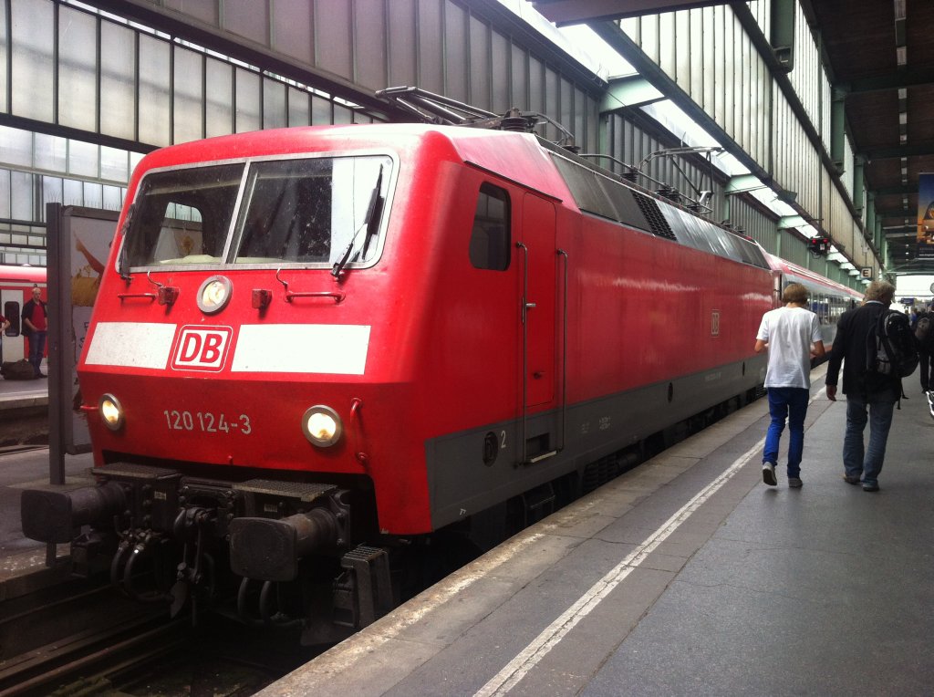 120 124 mit IC 118 aus Innsbruck soeben im Stuttgarter Hbf angekommen. 15.6.12