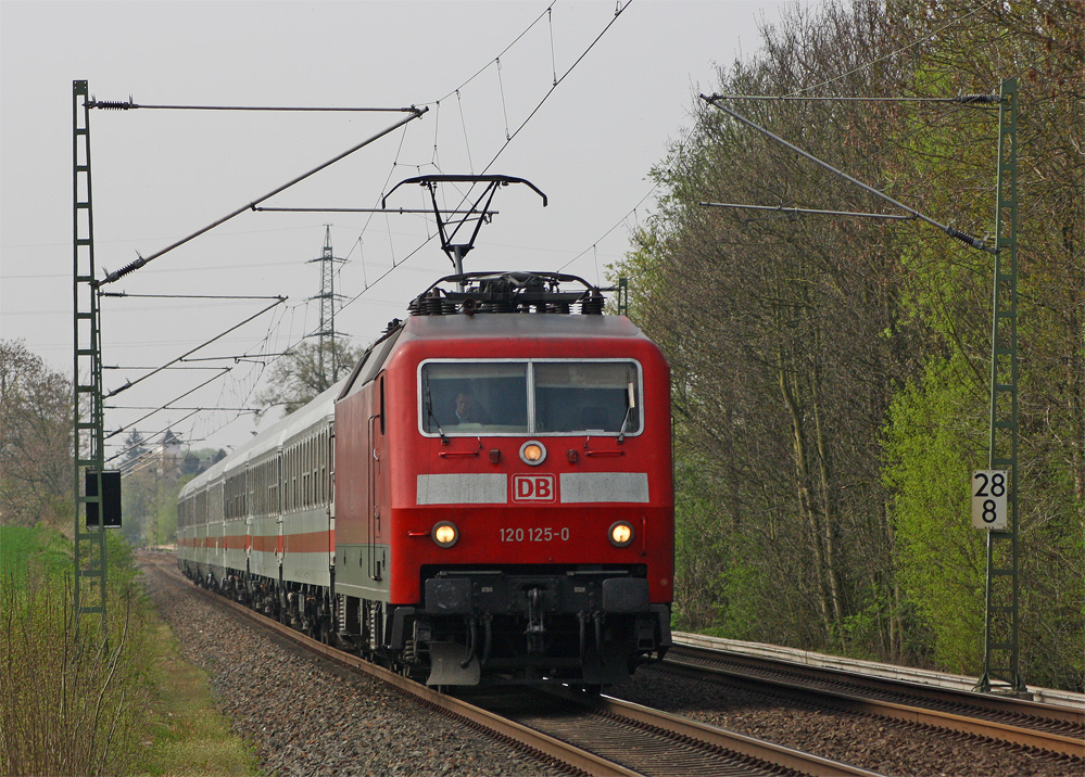 120 125-0 mit dem IC1918 aus Aachen nach Berlin-S�dkreuz hier bei Km 28.8 kurz vor Lindern, n�chster Halt ist Rheydt Hbf, 8.4.11