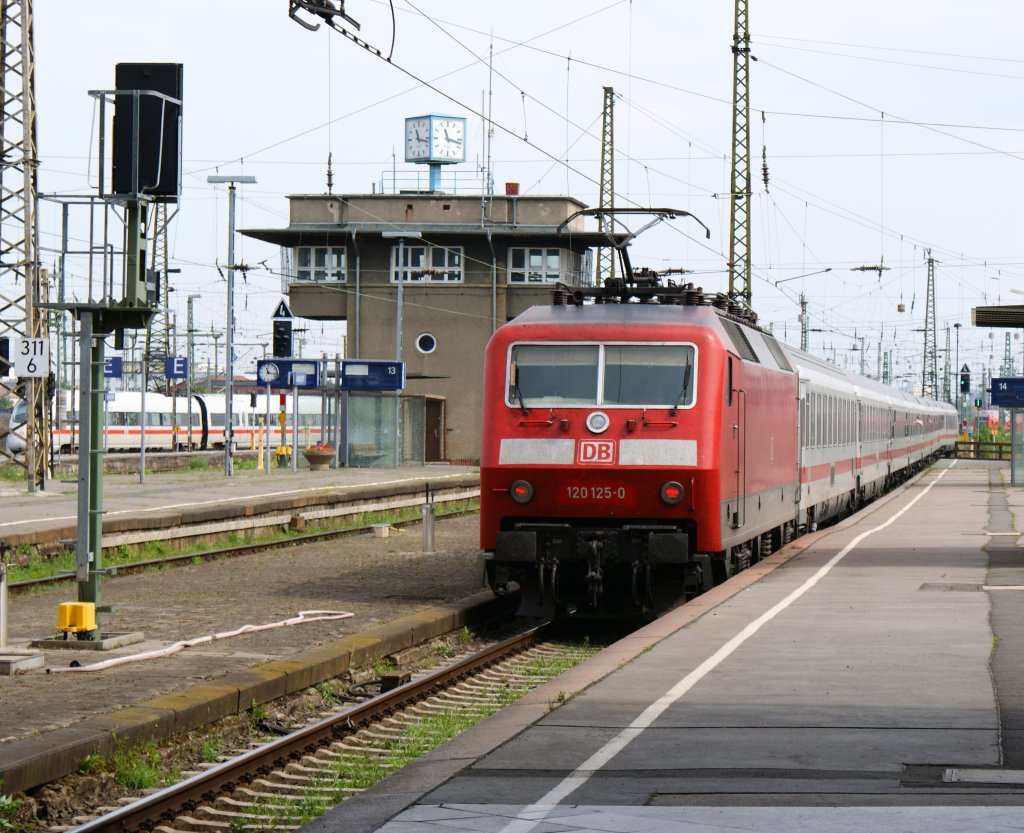 120 125-0 mit einen IC-Ersatzzug nach Dresden bei der Ausfahrt aus dem Leipziger-Hbf am 08.08.2009