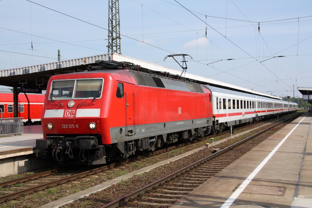 120 125-0 mit IC 2145 von Kln nach Leipzig auf Gleis 7 in Magdeburg Hbf. Fotografiert am 29.05.2010. 