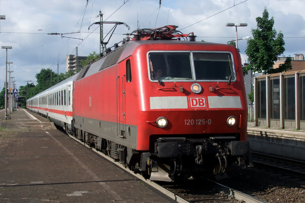 120 125-0 mit IC 2333 nach Norddeich Mole bei der Ausfahrt aus Recklinghausen 2.6.2012