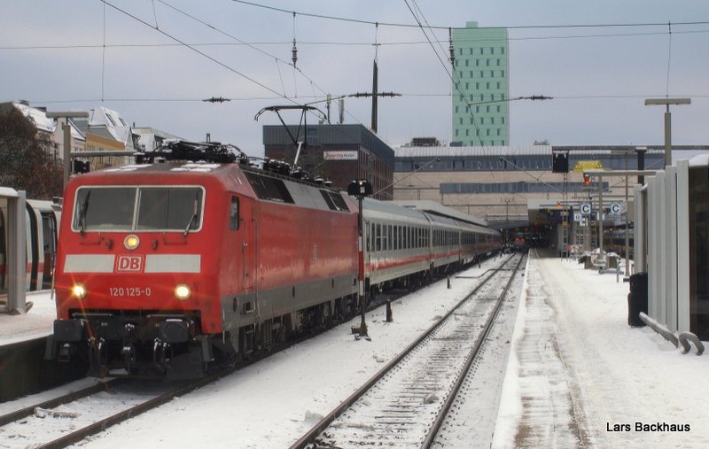 120 125-0 steht am 3.01.10 mit ihrem Sonntags Intercity, dem IC 1881 nach Mnchen Hbf, in Hamburg-Altona auf Gleis 11 und wartet auf die Fahrtfreigabe Richtung Hamburg-Dammtor.
