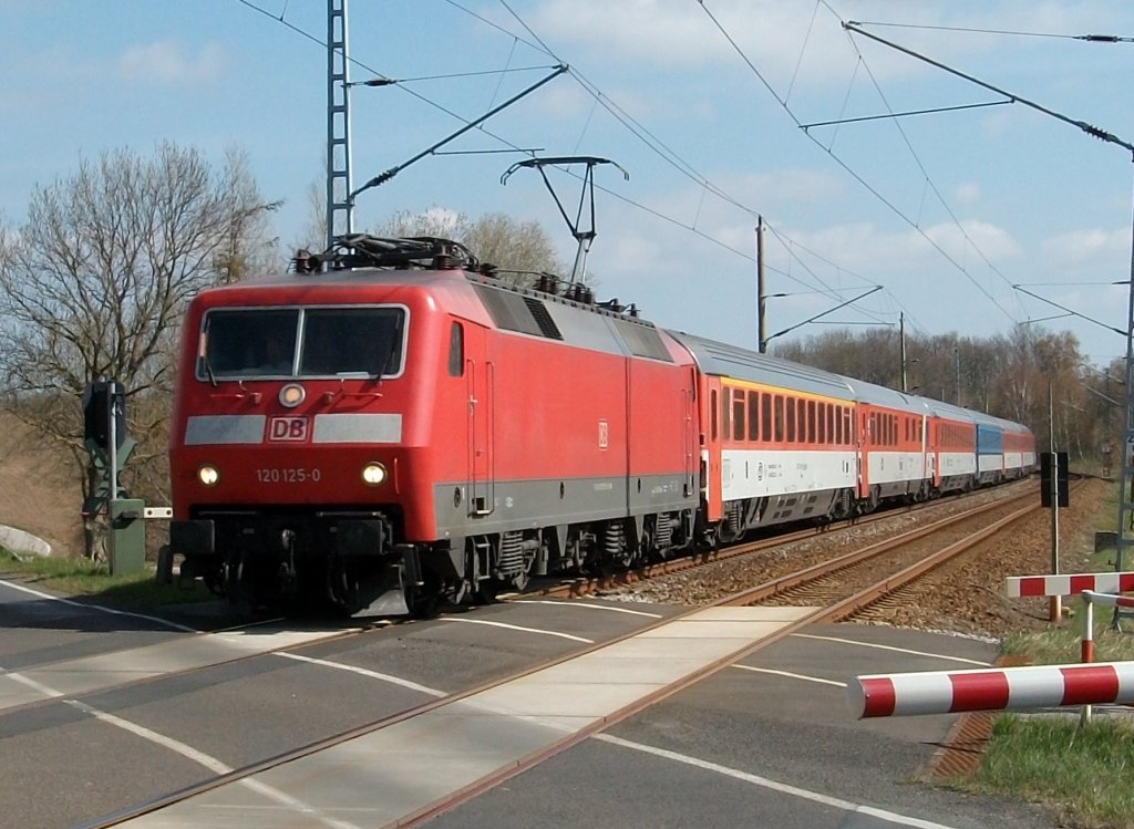 120 125 am 24.April 2010 berquerte mit dem EC 379 Binz-Brno einen Bahnbergang bei Bergen/Rgen.