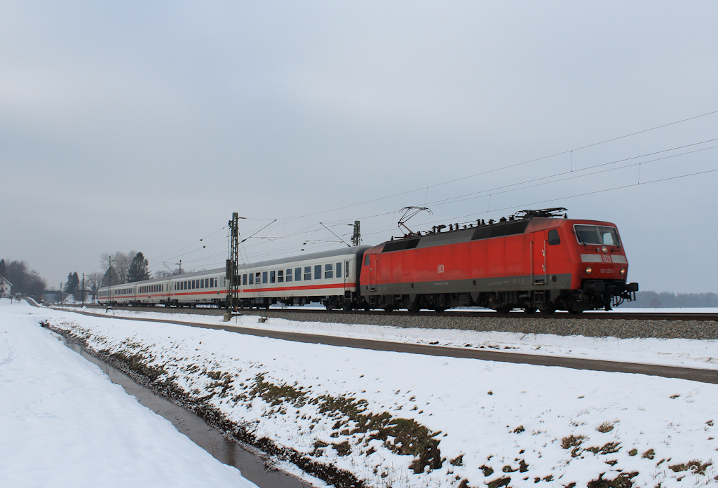 120 125 mit dem IC  Knigsee  auf dem Weg nach Berchtesgaden. Aufgenommen am 26. Januar 2013 in bersee.