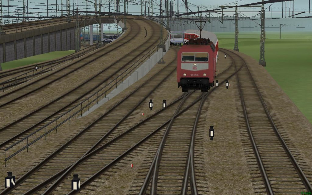 120 126-6 fhrt mit einem Euronight in den Dsseldorfer Hbf ein. (EEP 5, Anlage von Daniel D.)