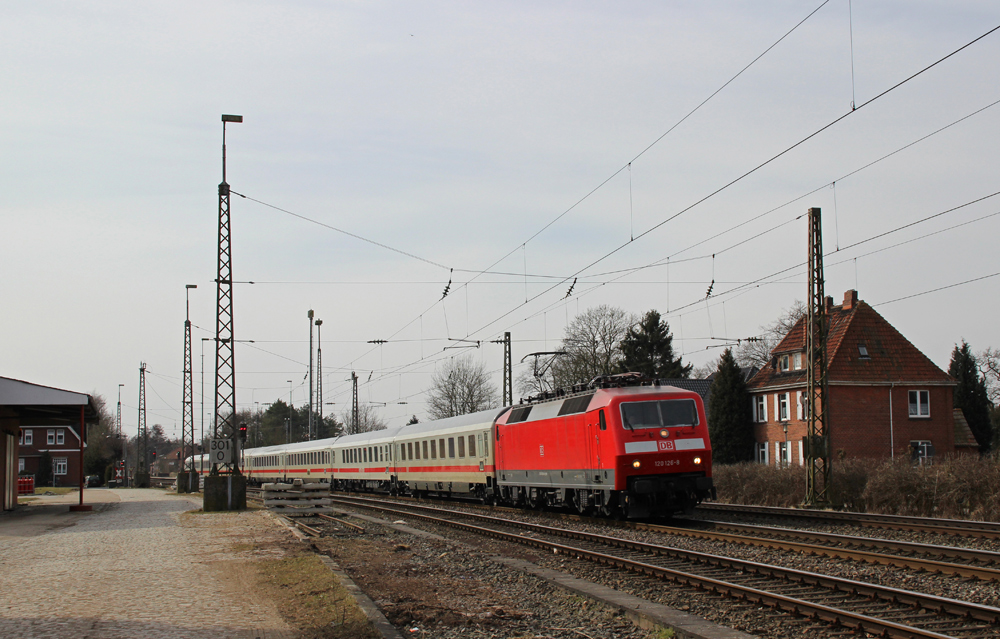 120 126-8 fuhr am 23.03.2013 mit einem unbekannten IC aus dem Sden richtung Emden, hier in Aschendorf.