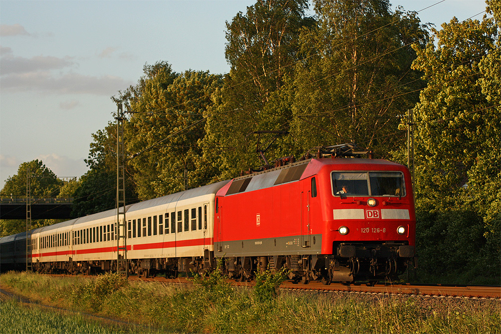 120 126-8 mit dem IC1919 nach Kln Hbf kurz hinter dem Bahnhof Geilenkirchen, nchster Halt ist Herzogenrath, 22.5.11