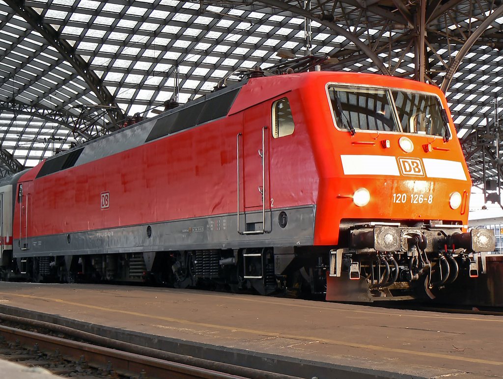 120 126-8 mit frischer verkehrs(t) roter Lackierung , streckt ihre Nase gen aufgehende Sonne (f�r wenige Minuten schien sie heut fr�h, sp�ter am Tag umso mehr)am 6.3.2010 in K�ln Hbf.