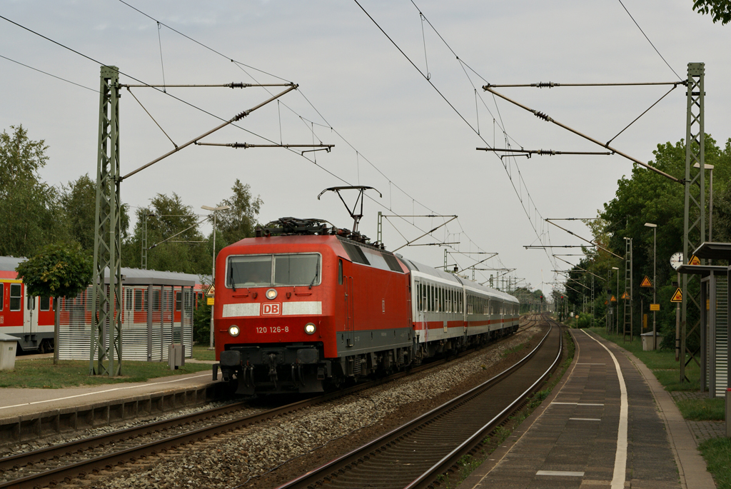 120 126-8 mit IC 1803 von Flensburg nach Kln Hbf am 20.08.2010 in Wrist.