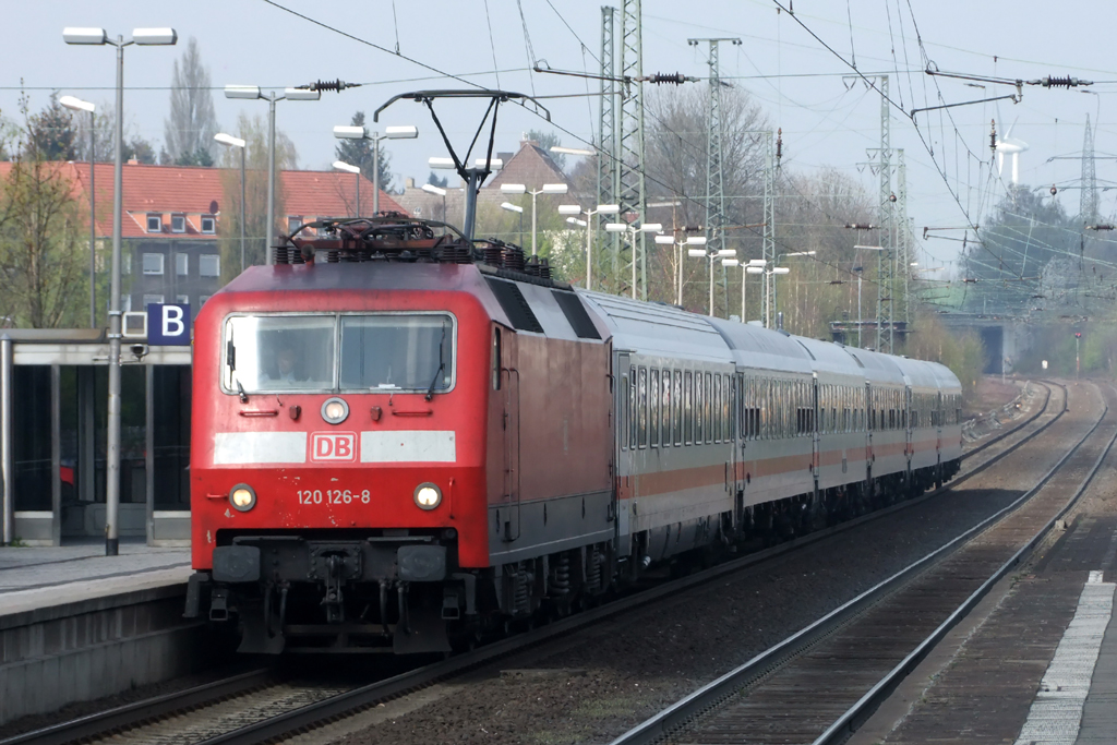 120 126-8 mit IC 2403 nach K�ln bei der Einfahrt in Recklinghausen 13.4.2012