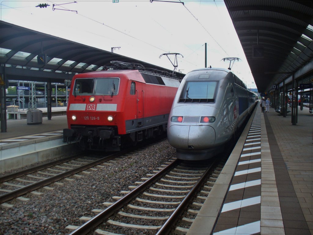 120 126-8 steht mit dem IC 2357 Saarbrcken - Frankfurt zusammen mit TGV 4414 nach Paris Est am 13.06.2011 in Kaiserslautern Hbf