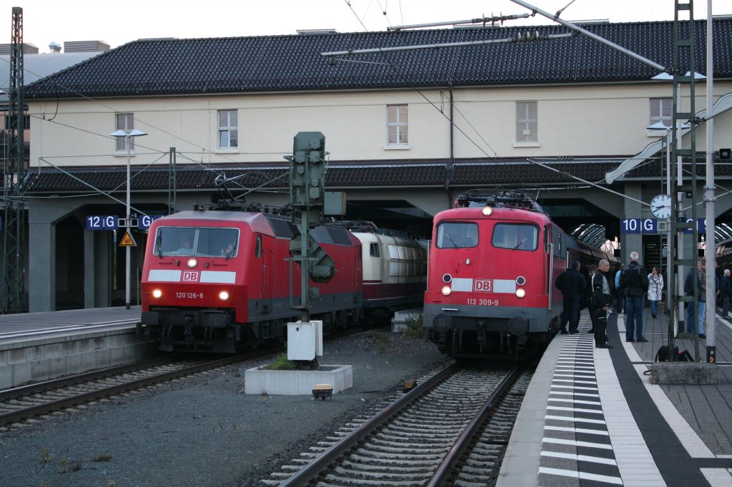 120 126-8 zusammen mit 103 235-8 und dem IC 2171, sowie 113 309-9 mit dem Az 13409 am 24.05.13 in Darmstadt Hbf.