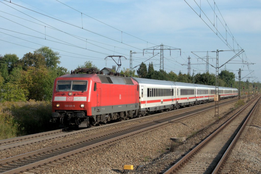 120 126 am 23.09.12 Richtung Augsburg am S-Bahnstopp Mnchen-Langwied