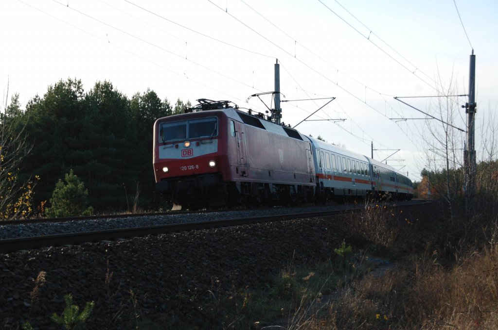 120 126 durcheilt mit IC 1921 am 15.11.09 Muldenstein Richtung Berlin.