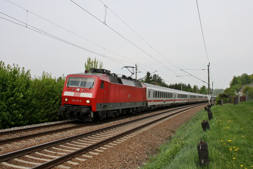 120 127-6 ist am 28.04.'11 mit dem EC 175->Budapest kurz vor Weinbhla unterwegs