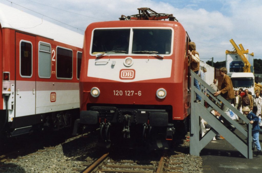 120 127-6 anlsslich der Internationalen Verkehrsausstellung 1988 in Hamburg-Sternschanze