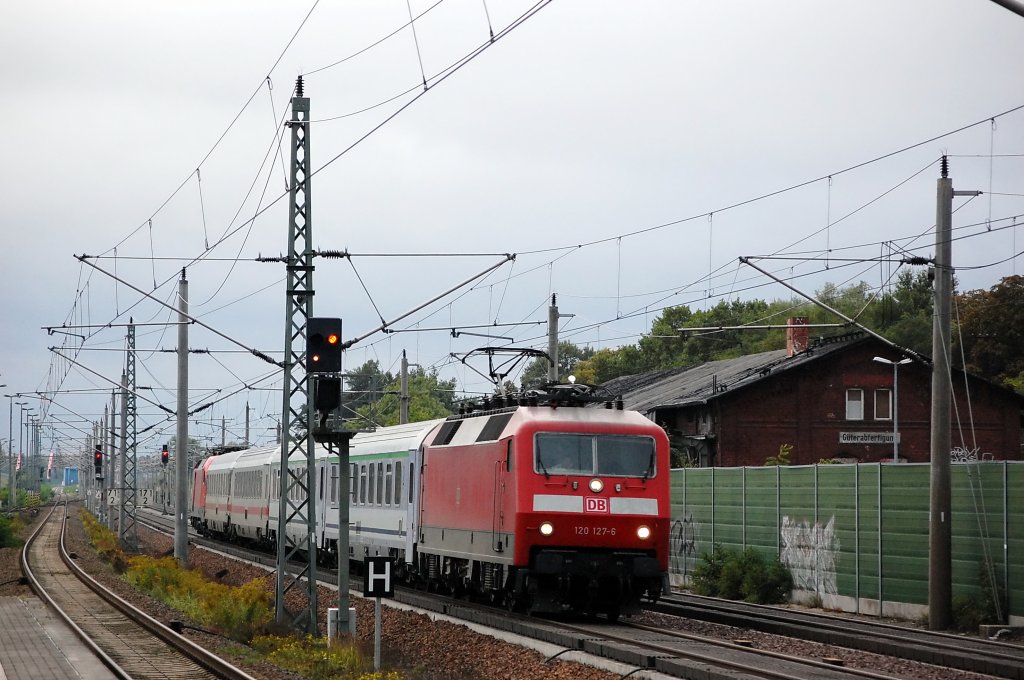 120 127-6 mit dem EC341 nach Krakow Glowny in Rathenow. Hinten am Zug war die 182 010-9 ab geb�ndelt und hat jetzt auch kein RAILION Schriftzug mehr. 28.09.2010