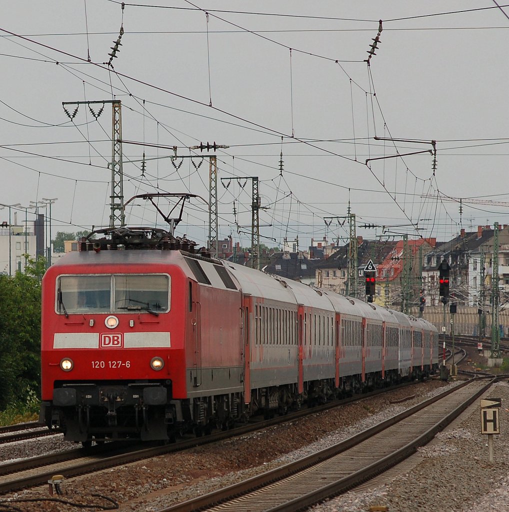 120 127-6 zieht EN 453, Paris Est - Moskva Belorusskaja, die Rampe zu den Hochgleisen des Hbf Ludwigshafen hoch. 08.06.2013
