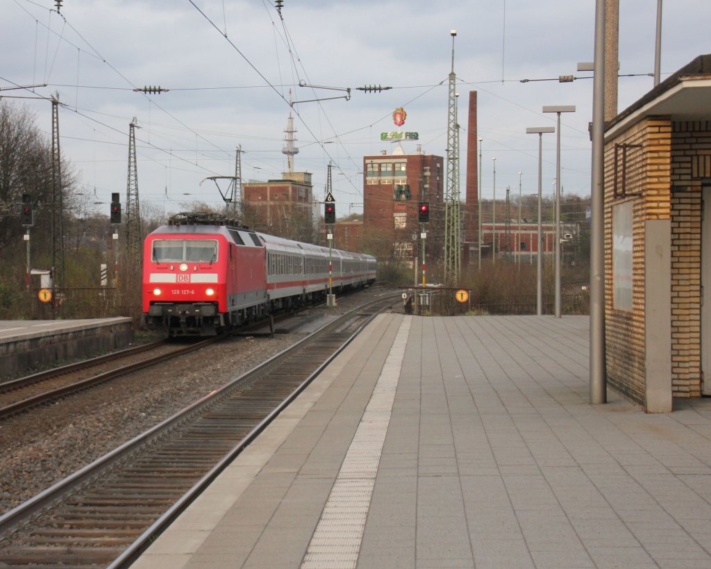 120 127 mit einen IC am Haken bei der Einfahrt in den Bochumer Hauptbahnhof.01.04.2012.
