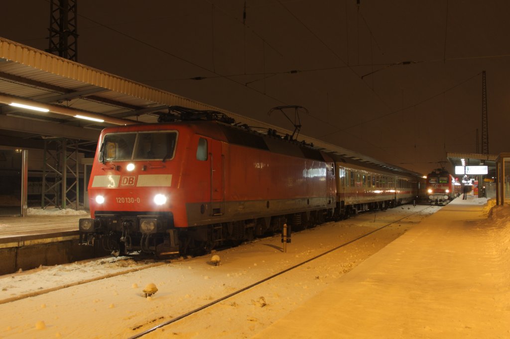 120 130-0 mit IC 2433 von Oldenburg nach Leipzig in Magdeburg Hbf. Der Zug fuhr mit fast einer Stunde Versp�tung ab, der Steuerwagen war defekt und die Lok musste erst umgesetzt werden. Fotografiert am 27.12.2010. 